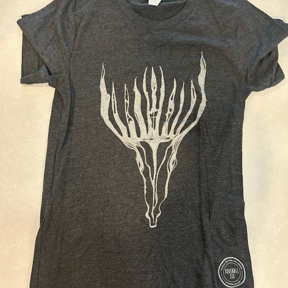 NWOT Gray Graphic T-Shirt with Unique Design-The Ram